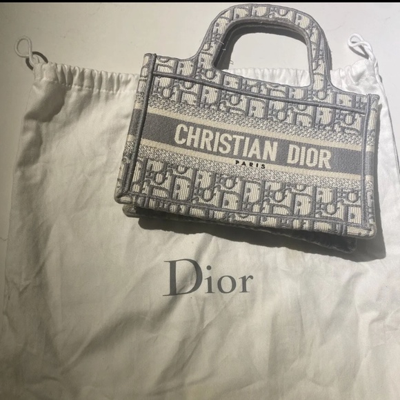 Dior - Picture 1 of 7